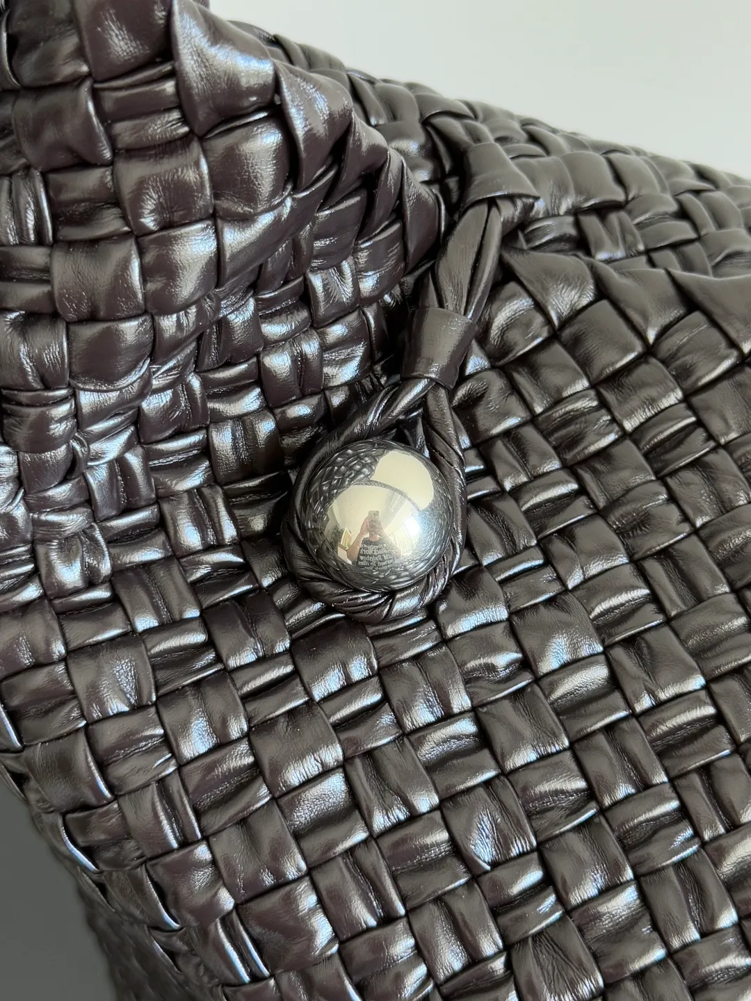 Batch 5760 BOTTEGA VENETA new product large Tosca Baci Baci means Kiss in Italian. Different from the previous Tosca style, this time the entire handbag presents a triangular shape design, and the handle is also designed with a single handle. The delicateness of each stitch of the craftsman's weaving, and the warmth of the handwork are like freshly baked bread! This is a bag that only experienced craftsmen can weave. The lightweight material and large capacity make it easy to carry whether you are an office worker or a student party😍Not only that, this bag is full of fashion, making you the center of attention whether it is a daily outing or an important occasion👀 Style number: 765373 Size: 46*34.5*13.5cm
